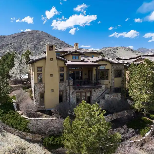 EXQUISITE CUSTOM HOME IN RAVENNA COUNTRY CLUB