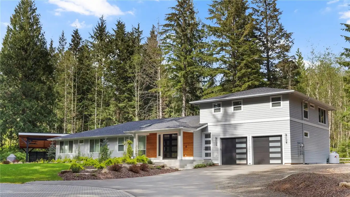 Exquisite Estate Blending Serenity and Convenience