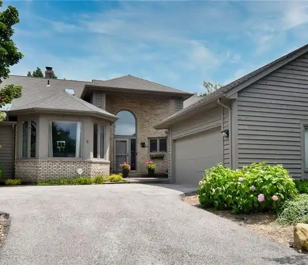 SPECIAL FREE-STANDING CONTEMPORARY HOME