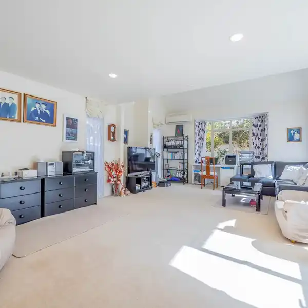 BEAUTIFULLY UNIQUE TOWNHOUSE