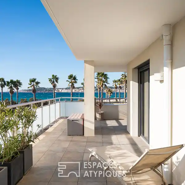 CONTEMPORARY APARTMENT FACING THE SEA