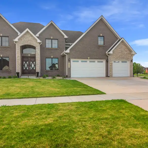 NEARLY NEW FIVE BEDROOM TWO STORY