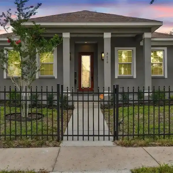 MODERN GRAND CENTRAL HOME WITH STUDIO