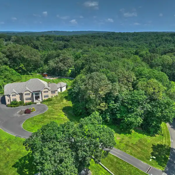 COMFORT AND LUXURY IN EASTON