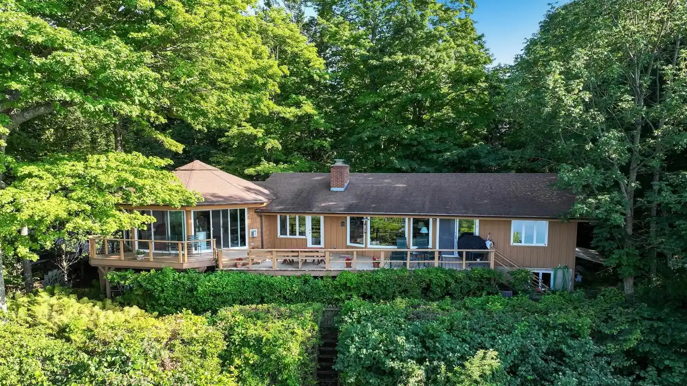 Lovely Residence High in the Woods
