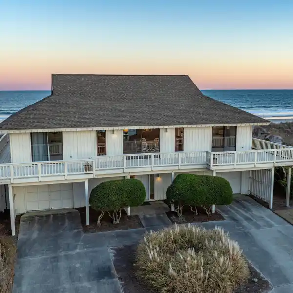 BEACHFRONT RESIDENCE ON FIGURE 8 ISLAND