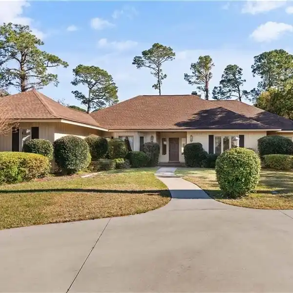 CHARMING ISLAND CLUB RANCH HOME ON THE RETREAT GOLF COURSE