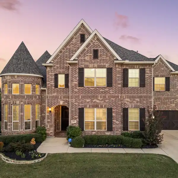 PRESTIGIOUS LIVING IN THE RESERVE