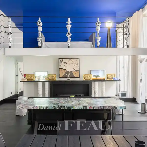 ELEGANT SPLIT-LEVEL APARTMENT WITH SOARING CEILINGS
