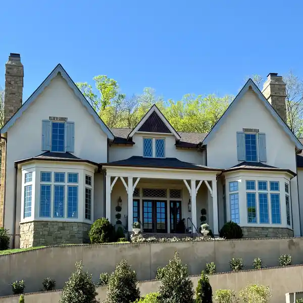 ARCHITECTURAL RICHNESS WITH MODERN COMFORT