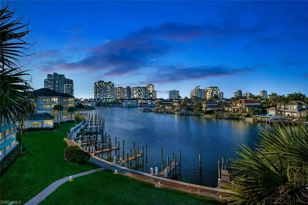 Renovated Top-floor Condo in Park Shore Landings