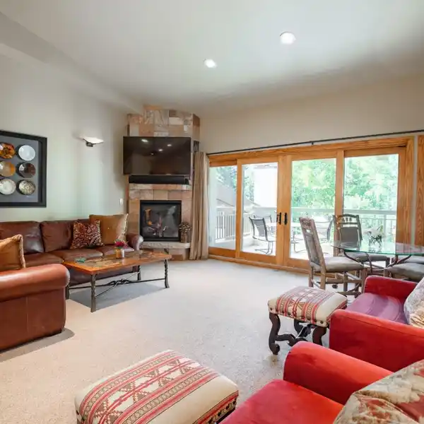 TOP-FLOOR CONDO IN THE LODGE AT LIONSHEAD