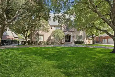 Prestigious Living in Preston Hollow