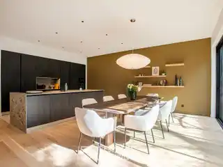 Contemporary Villa with Pool and Expansive Terrace