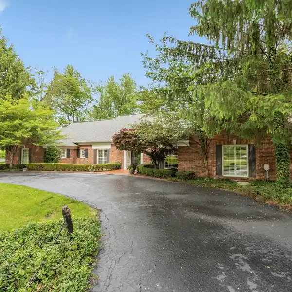 ELEGANT BRICK ESTATE WITH POOL AND PRIVACY