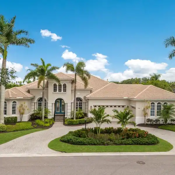 ONE-STORY RESIDENCE IN A SCENIC GOLF COURSE SETTING