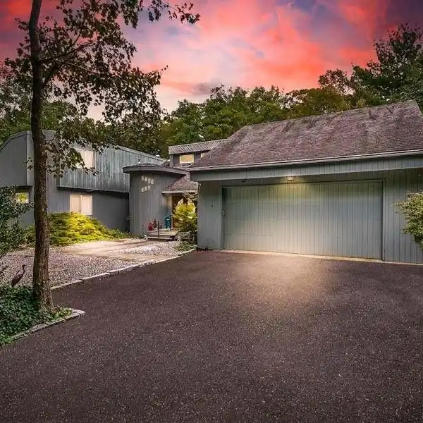 RARE NORTH SHORE RETREAT