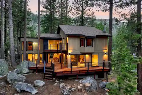 Riverside Retreat Nestled in Nature's Embrace