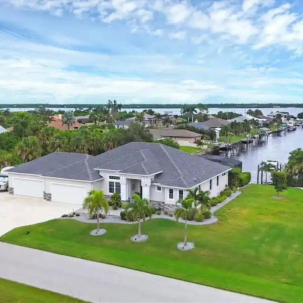 HIGH-END CUSTOM WATERFRONT HOME