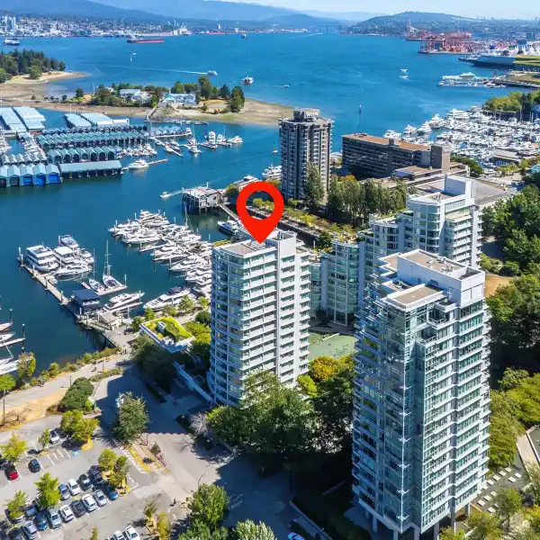 BRIGHT AND SPACIOUS CORNER UNIT WITH PANORAMIC VIEWS