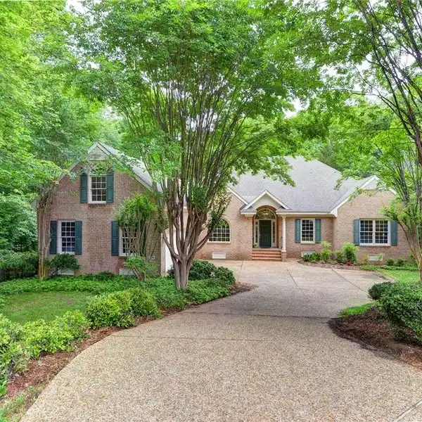 LOVELY HOME IN SOUGHT-AFTER HOLLY HILLS