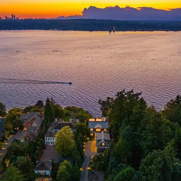 HAMPTONS-INSPIRED WATERFRONT RETREAT