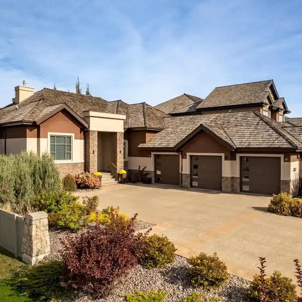 LUXURY WALKOUT BUNGALOW IN UPPER WINDERMERE
