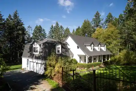 Picturesque Home with Brilliant Ocean Views