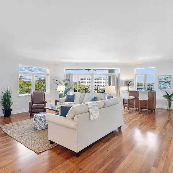 LUXURIOUS COASTAL LIVING