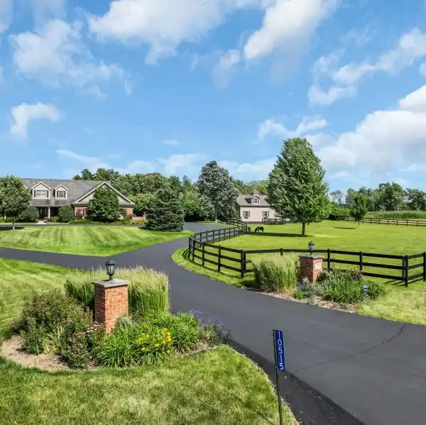 ELEGANT COUNTRY LIVING NEAR SILVER LAKE