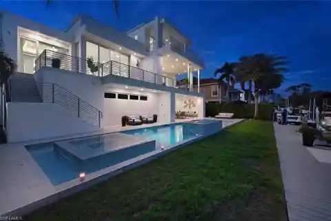 One-of-a Kind Contemporary Home Melding Form and Function