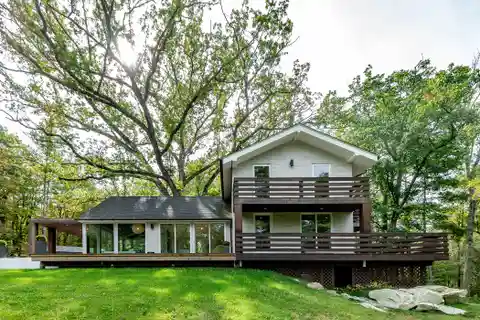 Modern Lakeside Retreat with Guest Cottage