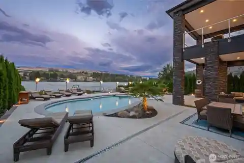 Luxurious No-Bank Columbia River Retreat