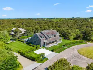 Spectacular Retreat at the End of a Cul-de-sac