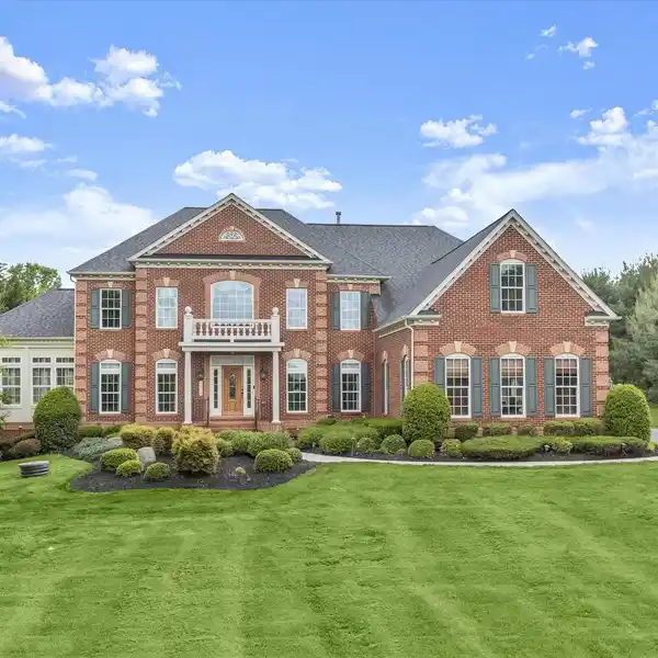 ELEGANT FORMER MODEL HOME WITH GOURMET KITCHEN
