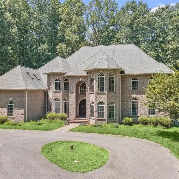 PRIVATE SANCTUARY SURROUNDED BY LUSH WOODLANDS