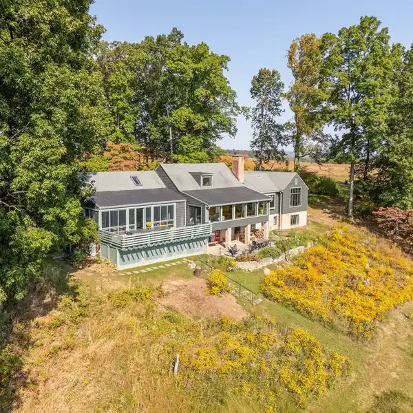 SECLUDED HOME WITH INCREDIBLE VIEWS