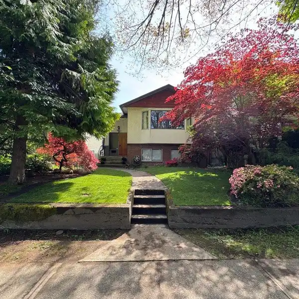 VANCOUVER SPECIAL IN DESIRABLE POINT GREY