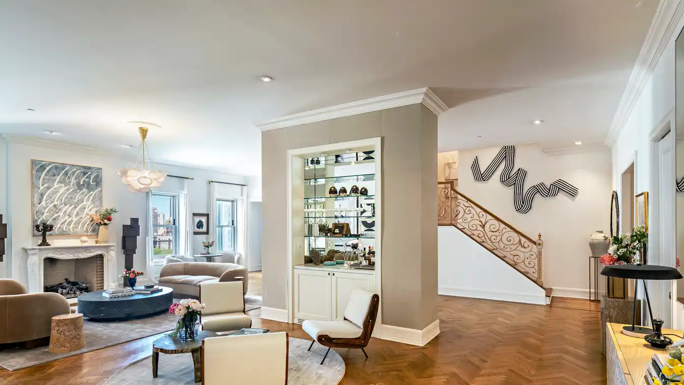 Unique Plaza Hotel Corner Duplex Home