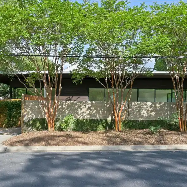 REFINED MODERN SINGLE-STORY RESIDENCE