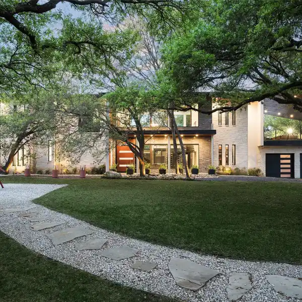ONE-OF-A-KIND MODERN HOME IN HILLCREST ESTATES