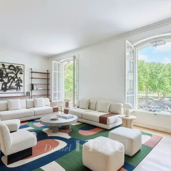 ELEGANT SOUTH-FACING HOME