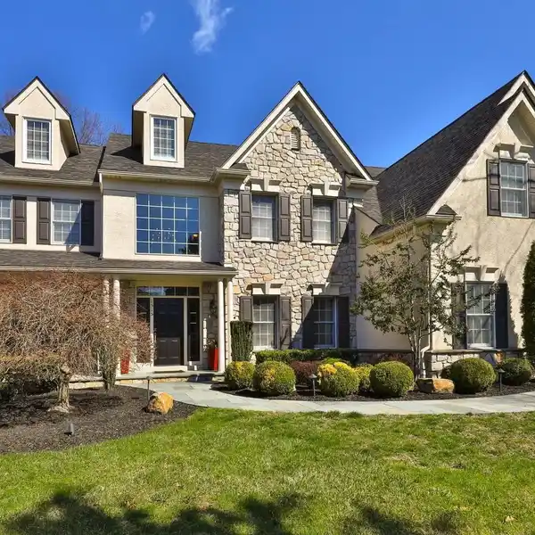 STUNNING CEDAR HILL ESTATE WITH GOURMET KITCHEN