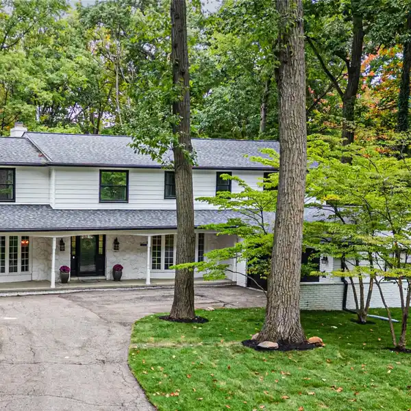 SPACIOUS FAMILY HOME WITH DUAL FIREPLACES AND MODERN KITCHEN