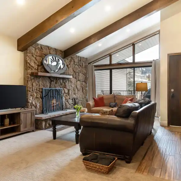 TOP-FLOOR RESIDENCE BLENDING COMFORT AND VERSATILITY