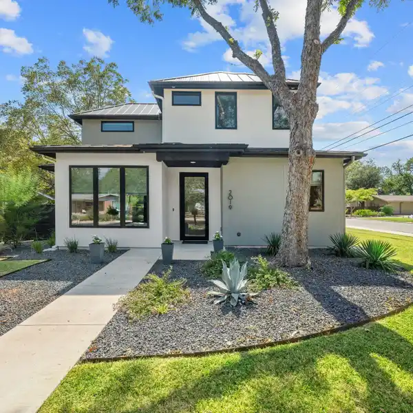 BEAUTIFUL BRENTWOOD HOME WITH MODERN ARCHITECTURAL FEATURES