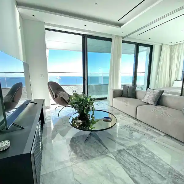 LUXURY APARTMENT IN AN EXCLUSIVE BUILDING