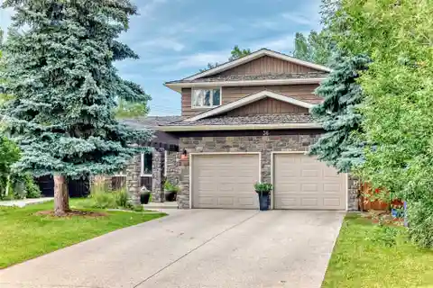 Prestigious Cul-De-Sac Living with Endless Potential