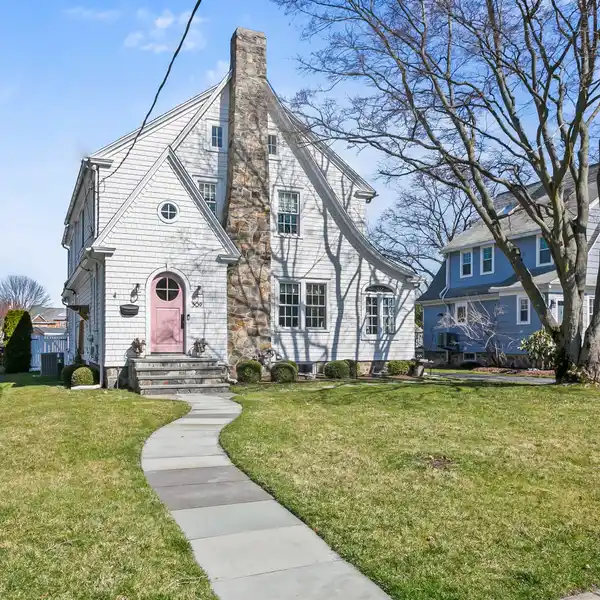 COTTAGE MODERN COLONIAL