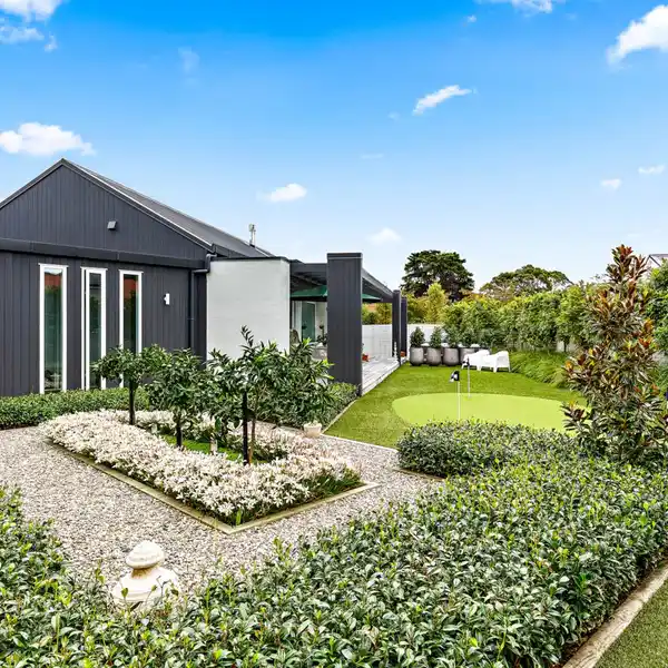 SOPHISTICATED LODGE LIVING IN THE MATAKANA VILLAGE